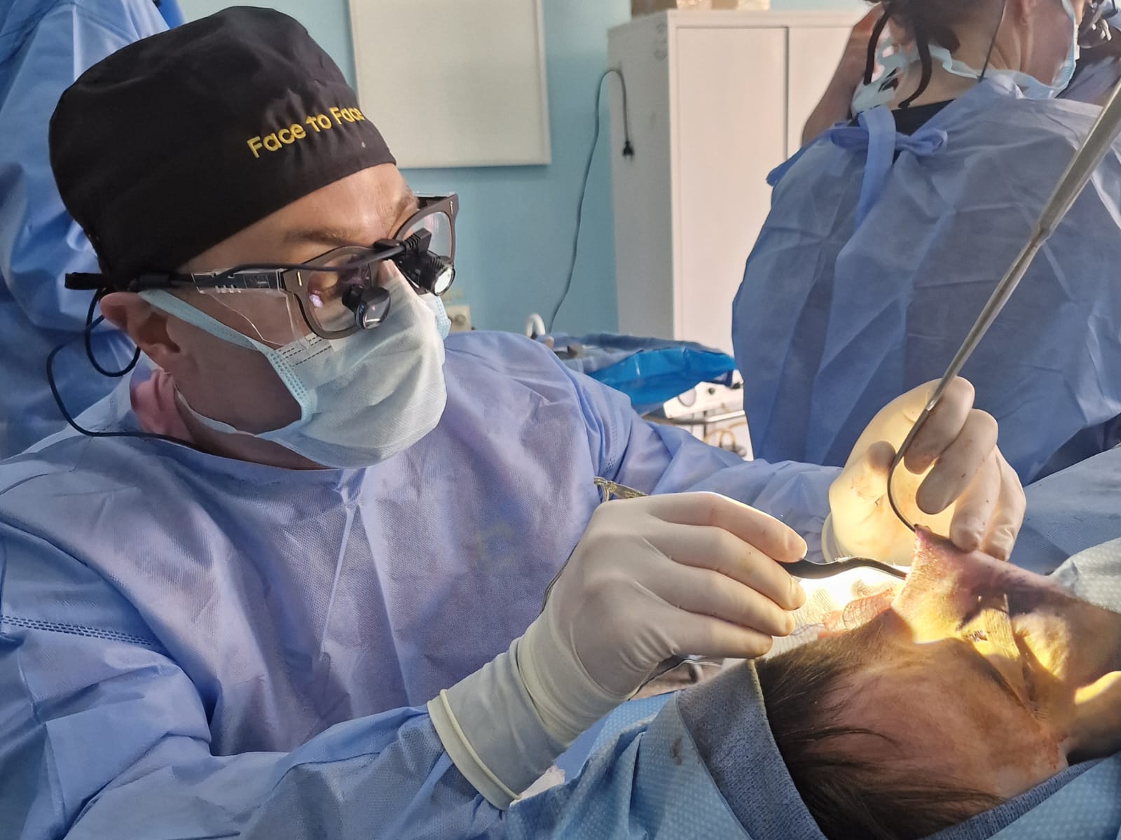 Параліч обличчя: лікування та операція у Львові